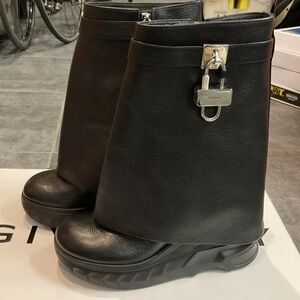 Givenchy Shark Lock Ankle Boots in Grained Leather - Black - Size 38